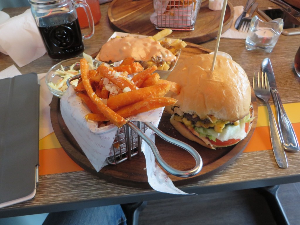 Calidouble, sötpotatispommes och pommes wild style.