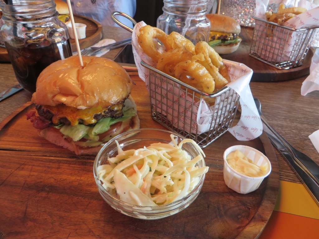 Smokehouseburger, lökringar och coleslaw.
