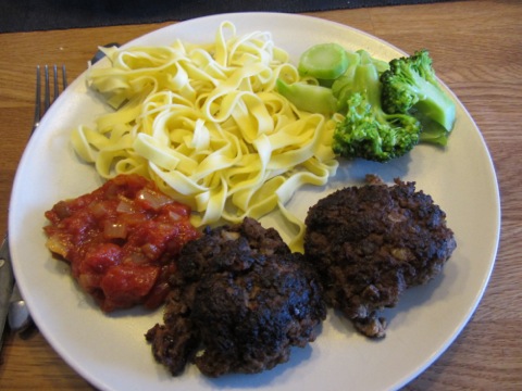 Köttfärsbiffar med färsk pasta, tomatsås och grönsaker