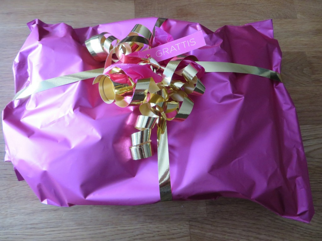 Ett rosa, glänsande lyxigt paket från Röhnisch