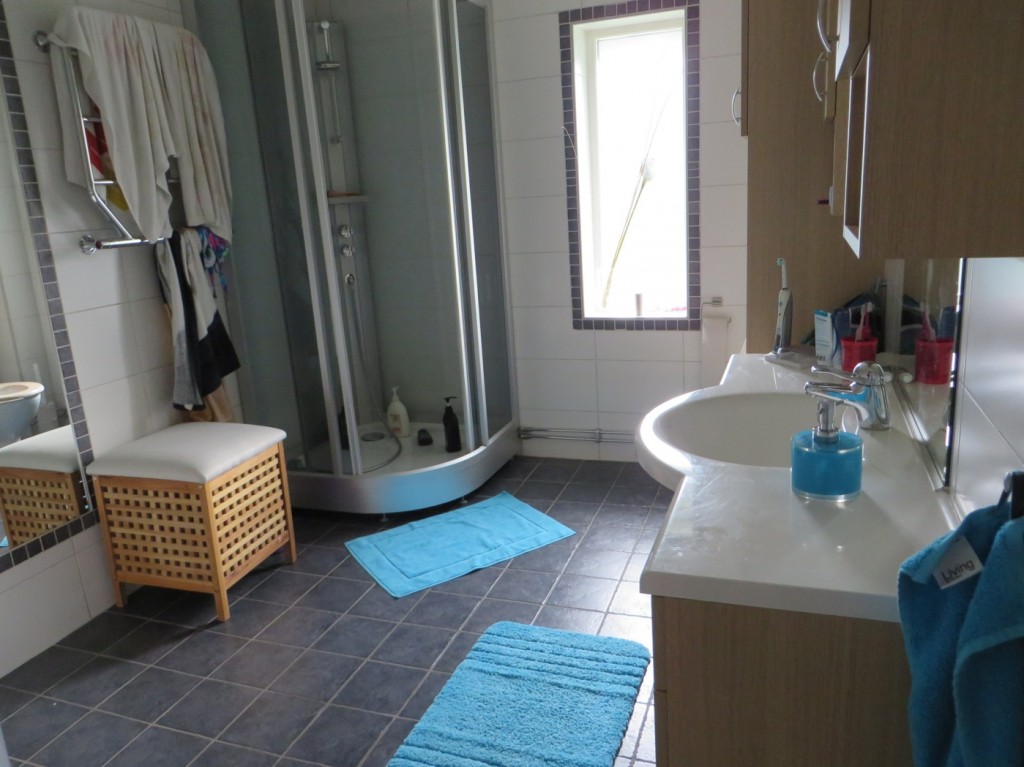 Vårt nyligen tillfixade stora badrum