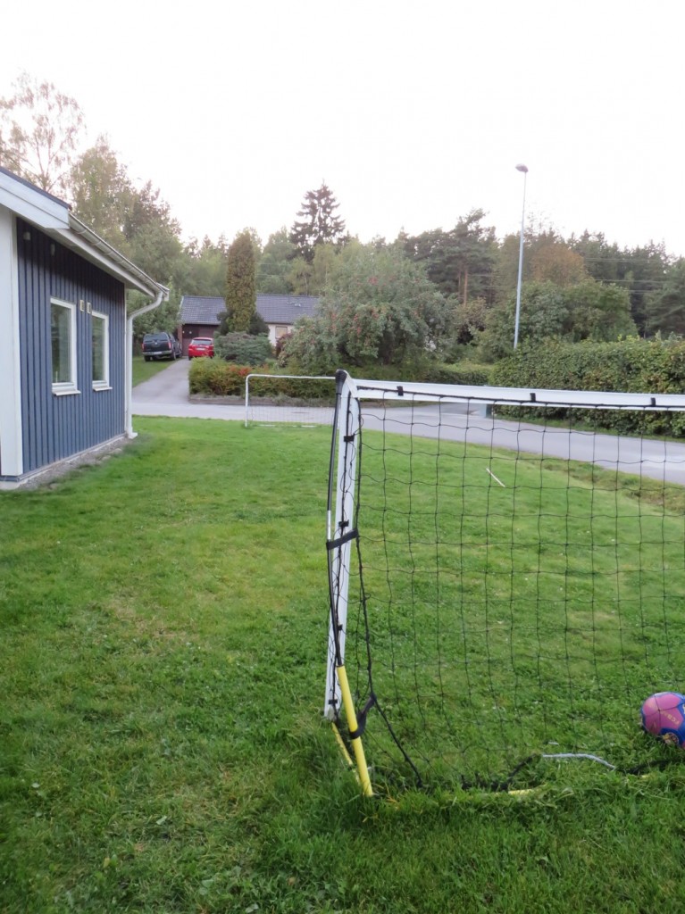 Vår egen fotbollsplan på framsidan av huset