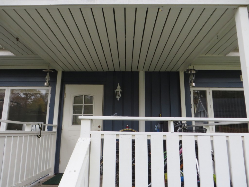 Entréen med belysning och oljelampor