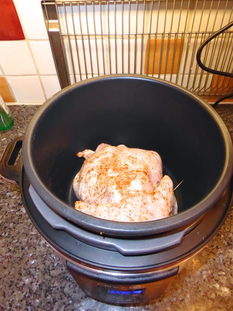 I med den kryddade kycklingen i grytan och bryn på båda sidor.