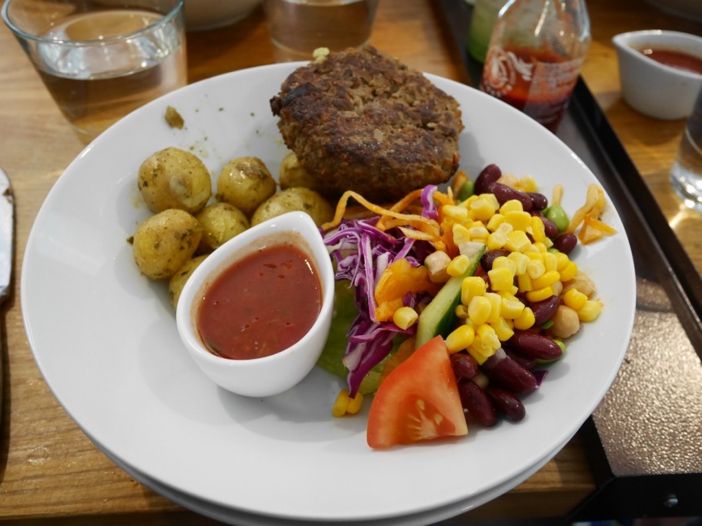 Köttfärsbiffar och potatis på restaurang Kalori i Kungshallen.