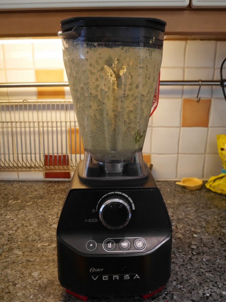 Mixa alla ingredienser till din rawghurt ordentligt.