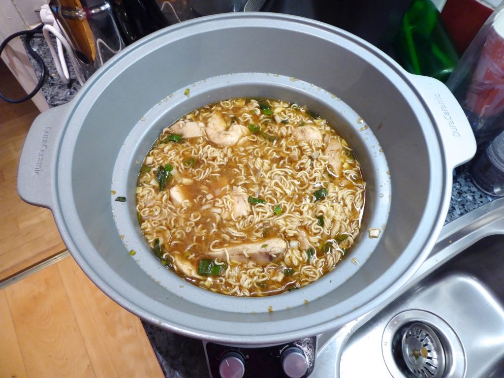 Ramensoppa med kyckling i Crock Pot färdig att servera.