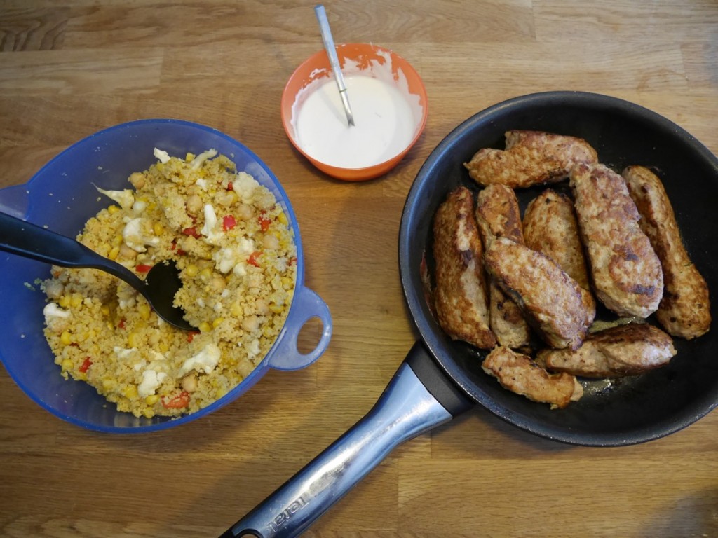 Kycklingkebabspett med fruktig couscous-sallad