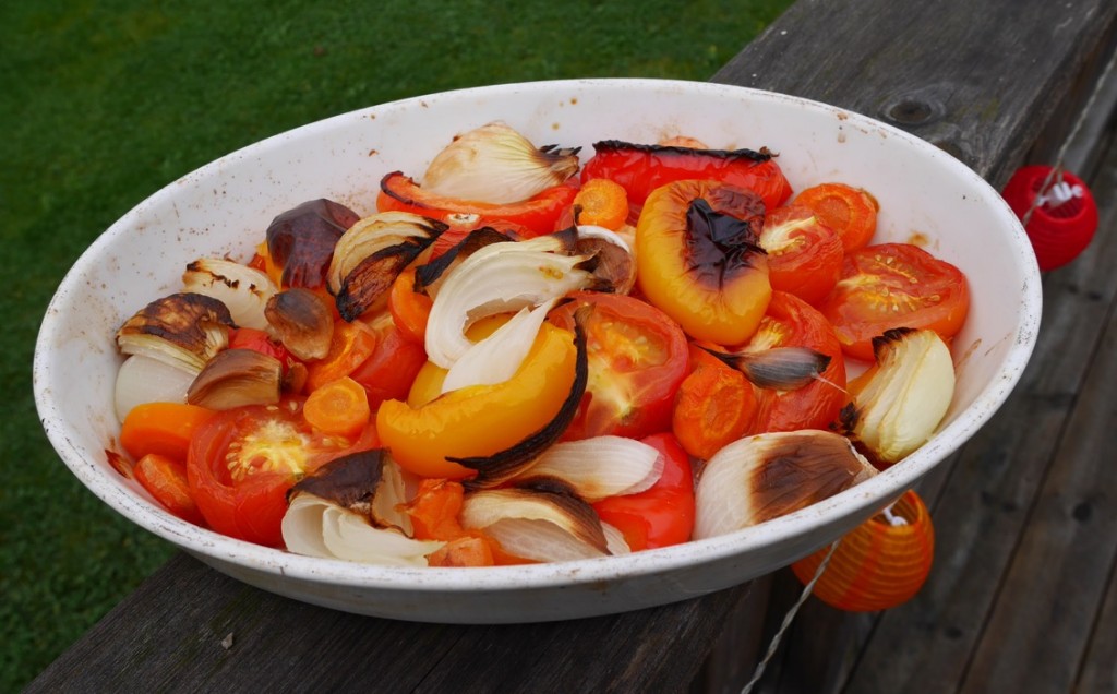 Ugnsbakade grönsaker utgör grunden för en bra tomatsås!
