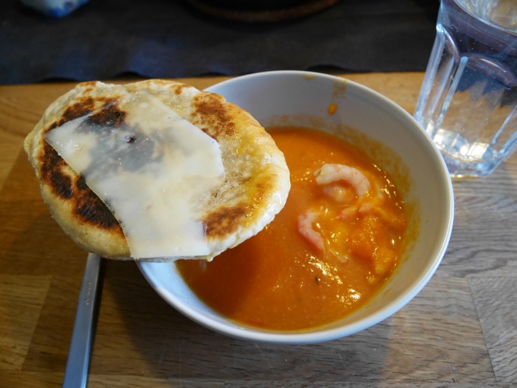 Fisksoppa och naan-bröd