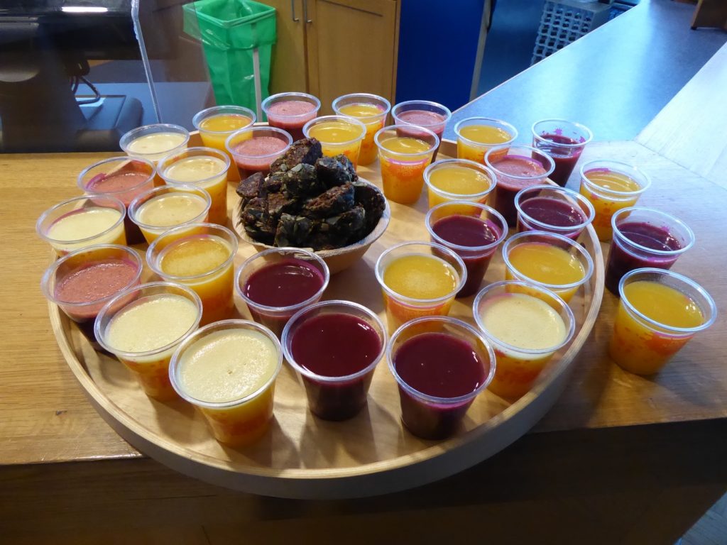 Det bjöds bland annat på hälsosamma juicer, smoothies och rawballs.