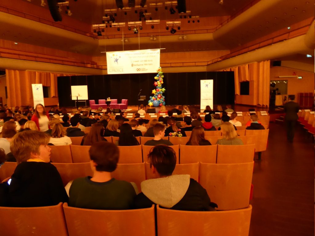 Föreläsare, representanter för olika företag, VIP-gäster och skolungdomar var inbjudna.