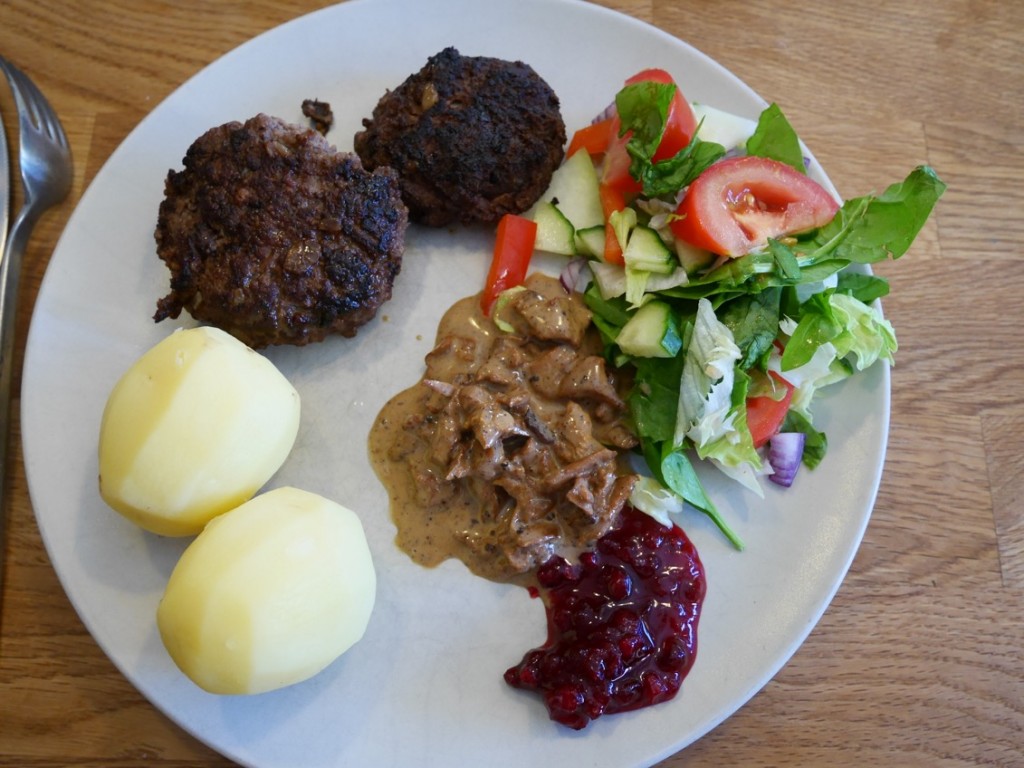 Per Morbergs älgfärsbiffar med kantarellsås