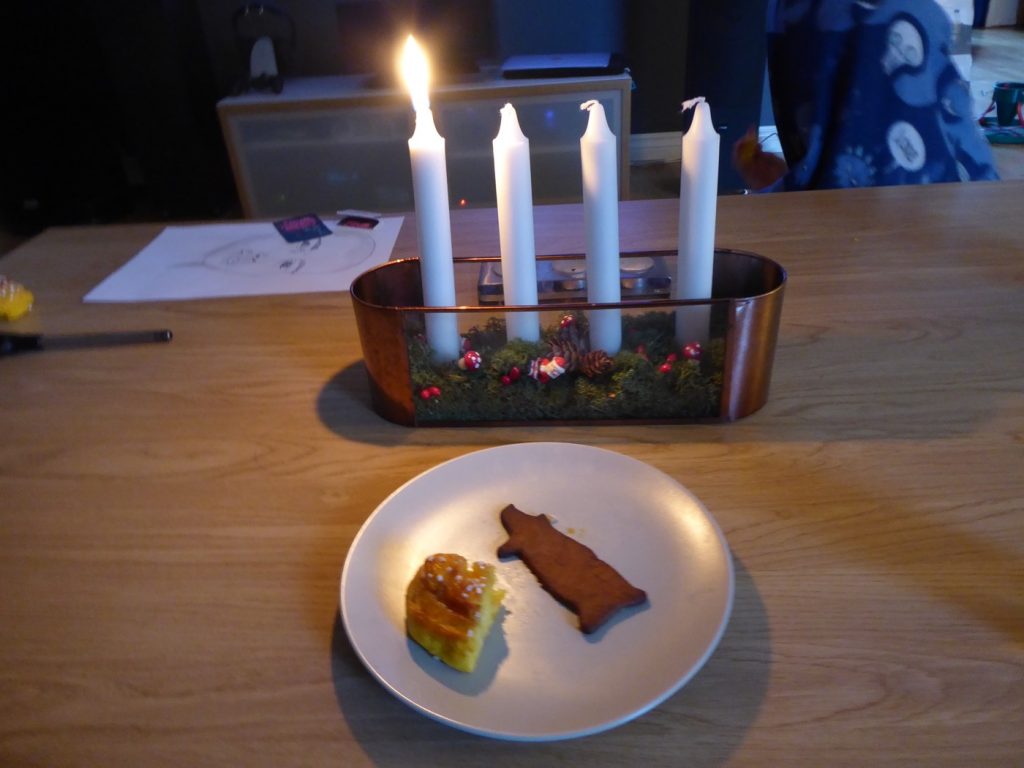 Adventsfika framför julkalendern.