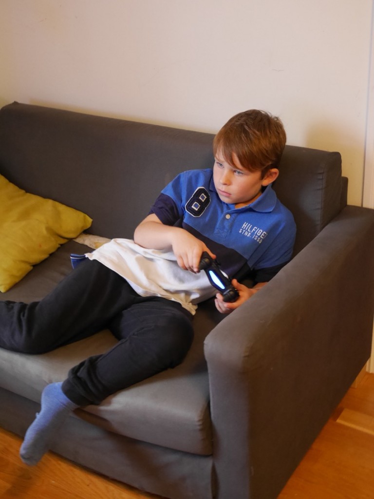 Gustaf är redan fastklistrad i tv-spels soffan!