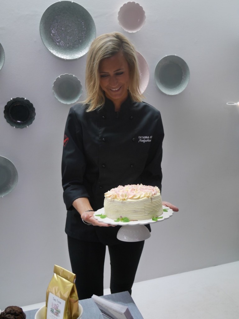 Catarina König med sin Catarina-tårta på ett Orient-tårtfat från nya kollektionen.