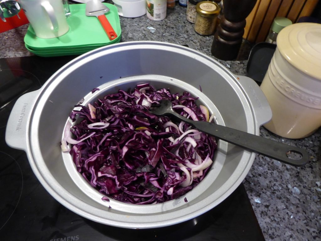 Jag väljer att fräsa kål, lök och äpple innan tillagning men det är inget måste.