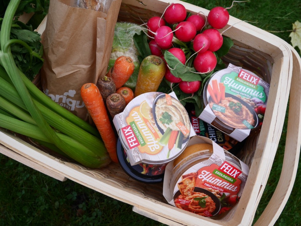 Hummus, bröd och grönsaker är perfekt som gott och hälsosamt vegetariskt snack!