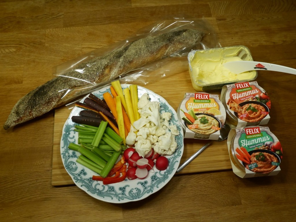 Felix ekologiska hummus med grönsaker och baguette till kvällsfika de luxe!