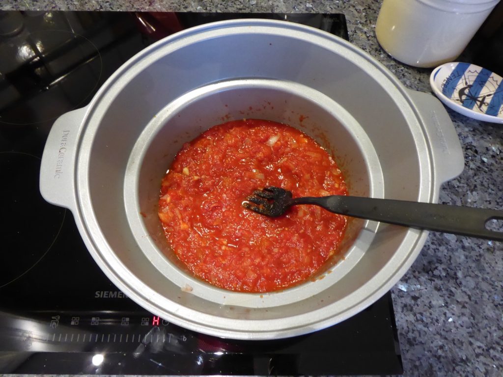 Börja med tomatsåsen.
