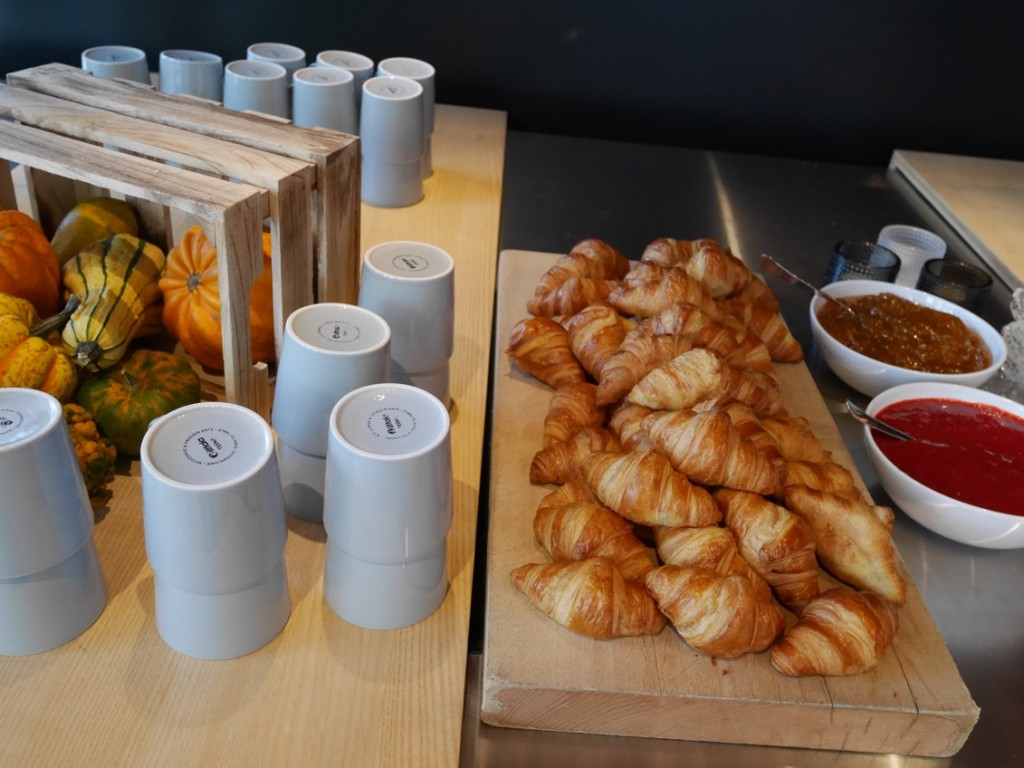 Ett fika helt i min smak med te, sylt och croissanter.