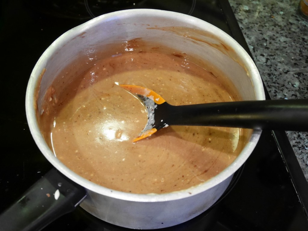 Chokladcrème som ska svalna och vispas innan upplägget.