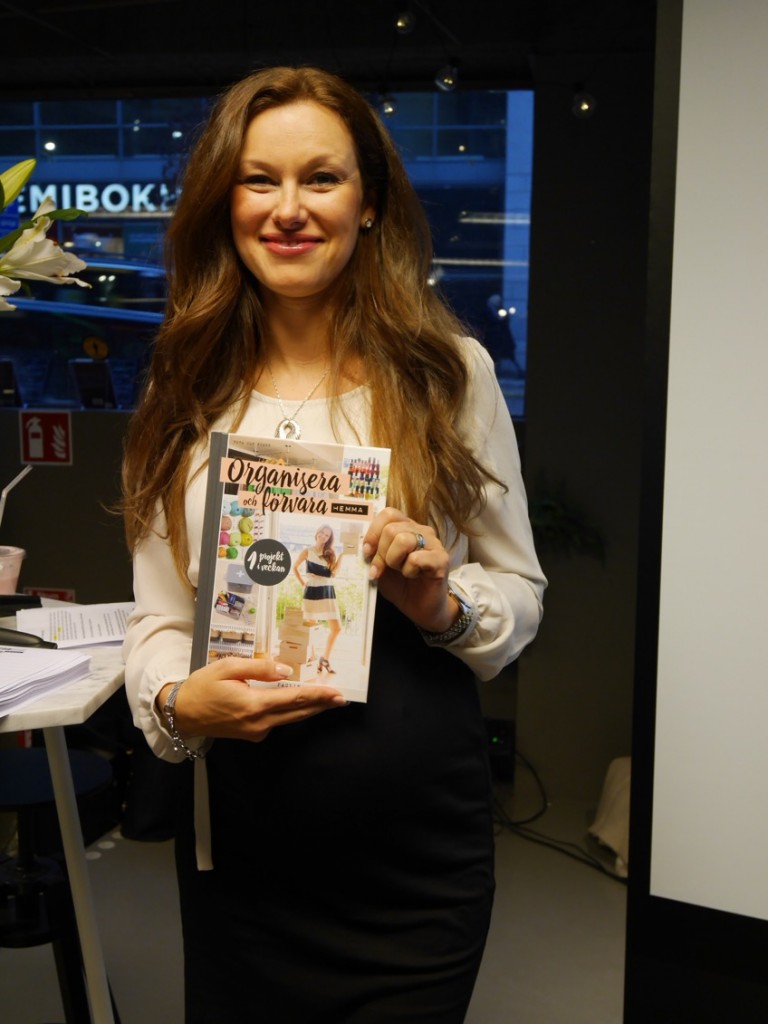 Förvaringsdrottningen Paulina Draganja med sin nya bok.