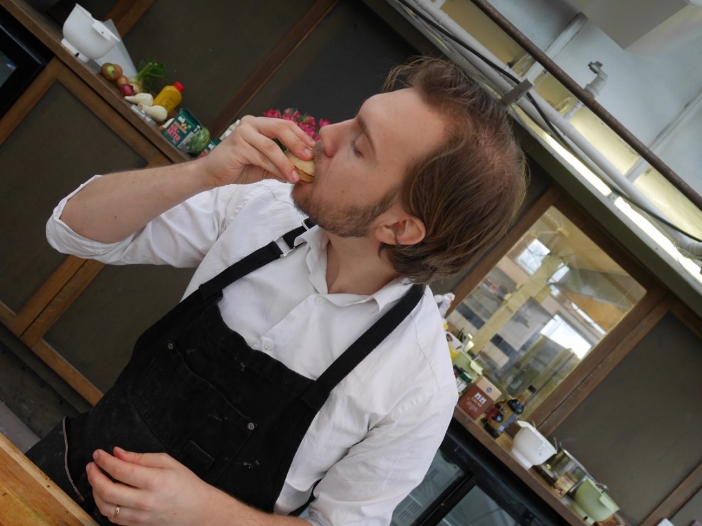 Jävligt gott, aka Gustav Johannson, njuter av sina burgare.