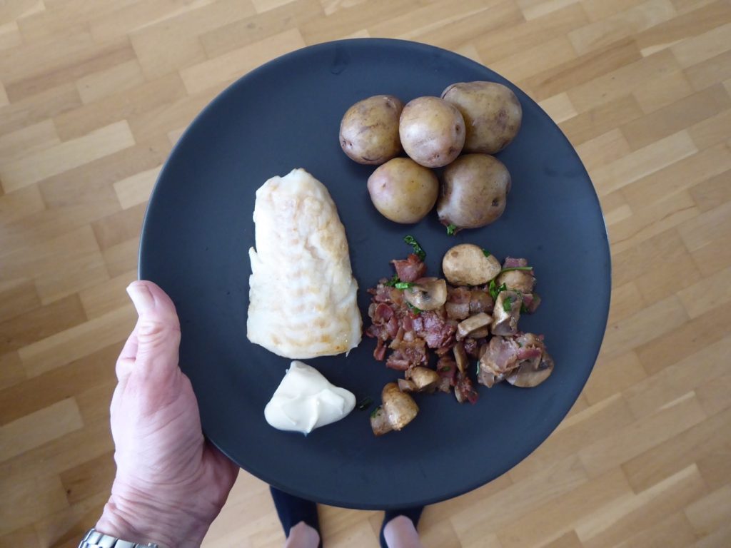 Torskrygg med potatispuré, champinjoner, bacon och Eriks tryffelaioli,