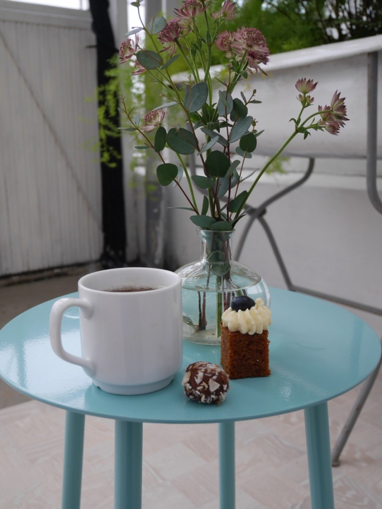 Te, morotskaka och chokladboll i härlig miljö.