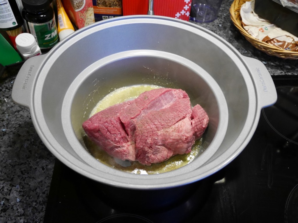 Bryn köttet innan tillagning i Crock-Pot.