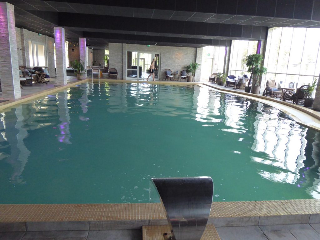 Stor härlig pool som man lätt kan ta en simtur i.