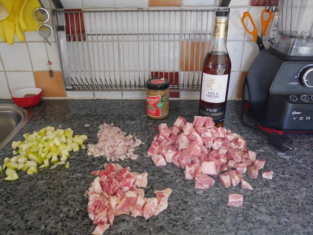 Ingredienser till en slökokad fläskgryta.