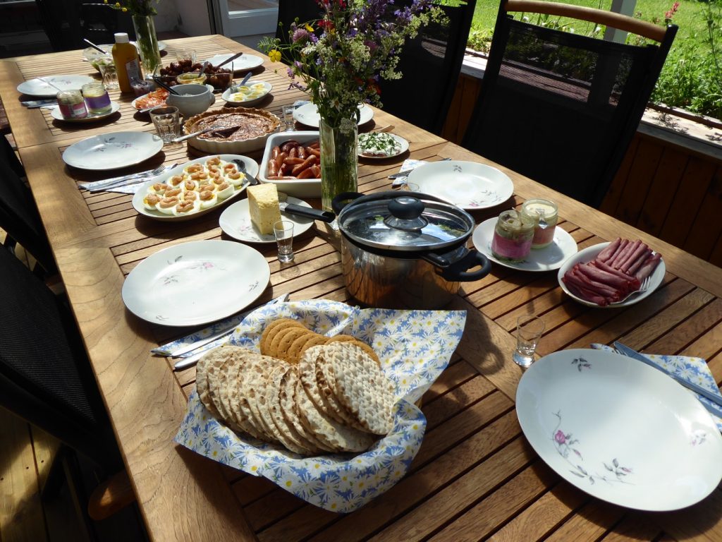 Lunchen dukas upp på altanen.