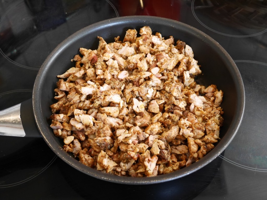 Skär kycklingen i mindre bitar för att lättare passa i de små tortillabröden.