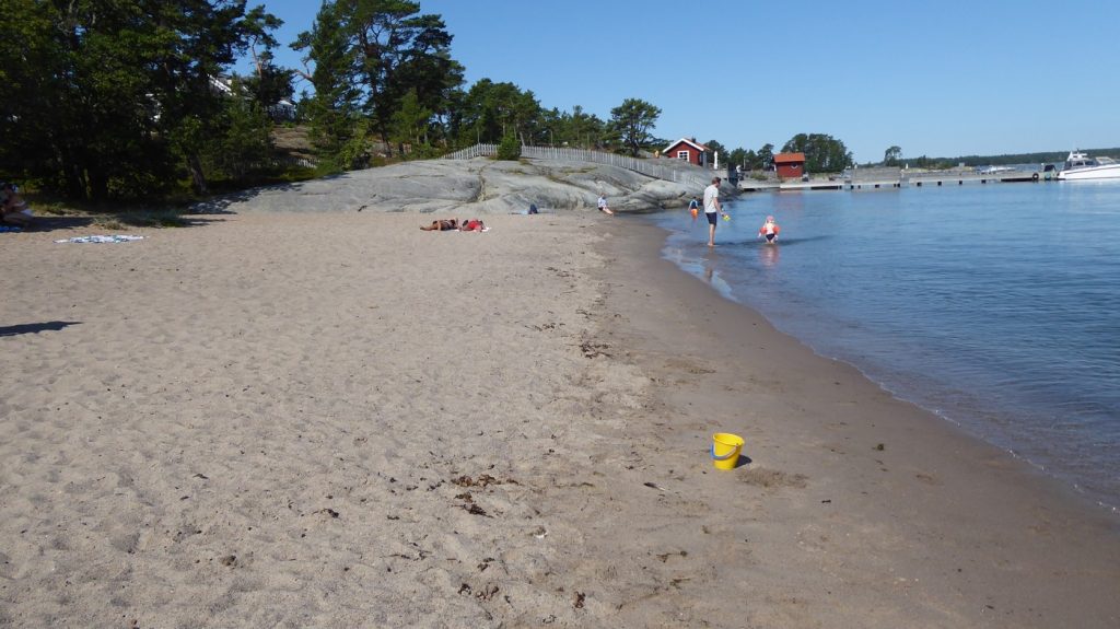 Riktigt finkornig vit sand.