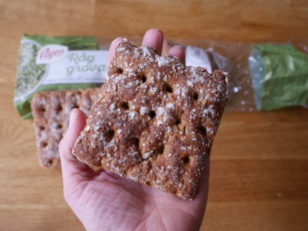 Mörkt fint bröd med synliga rågkärnor.