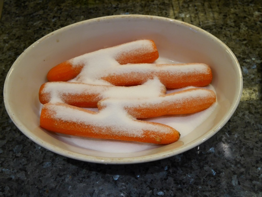 Ugnsbakade morötter på saltbädd.
