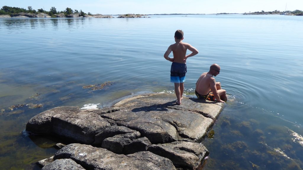 Bra badmöjligheter på båda sidor om ön.