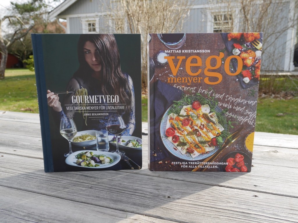 Två kokböcker med vegetariska menyer