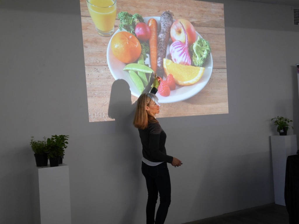 Nutritionsexperten Elisabet Rytter från Livsmedelsföretagen visar hur mycket 500 g frukt och grönt egentligen innebär.