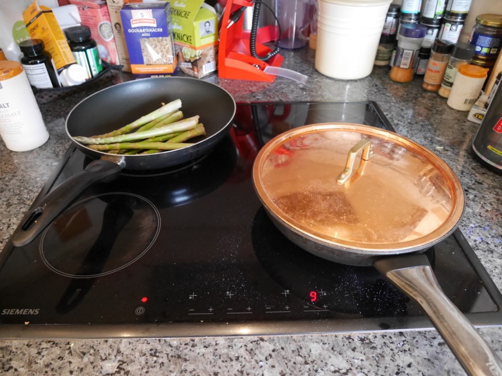 Potatisen steks i panna utan extra tillsatt fett.