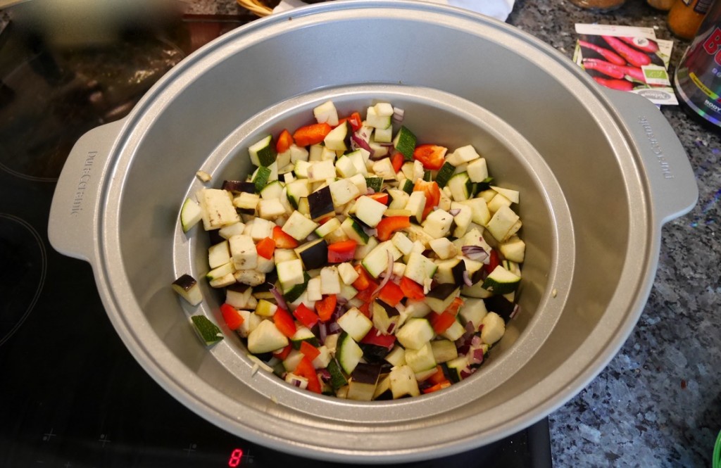 Fräs lök och grönsaker några minuter på spisen.