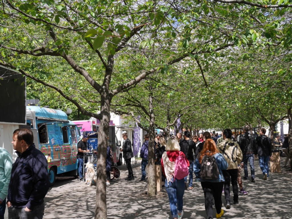 Fullt med restauranger och foodtrucks med olika inriktning och prisnivåer.