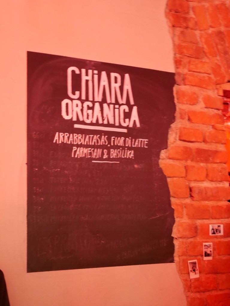 Chiara Organica, som pizzan döpts till, är gjord på en pizzadeg som innehåller 1/3 ekologisk drav, toppat med tomatsås, mozzarella, parmesan och basilika. 