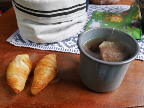 Continental frukost med croissanter och te. Bara cigaretten saknas :-)
