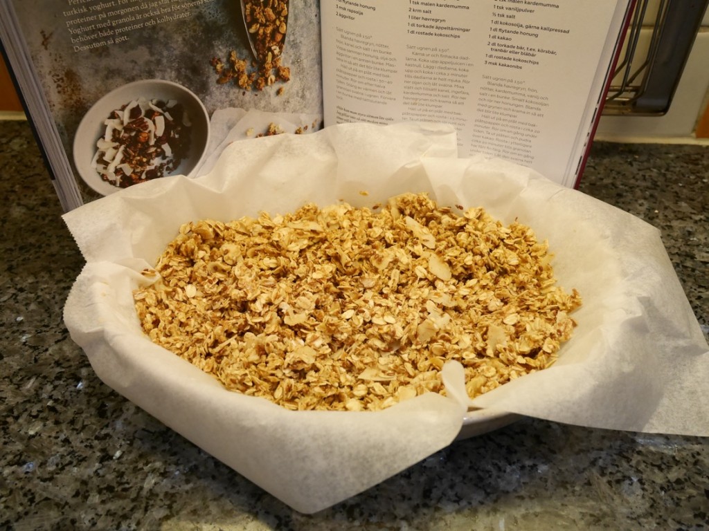 Sockerfri granola redo att rostas i ugn.
