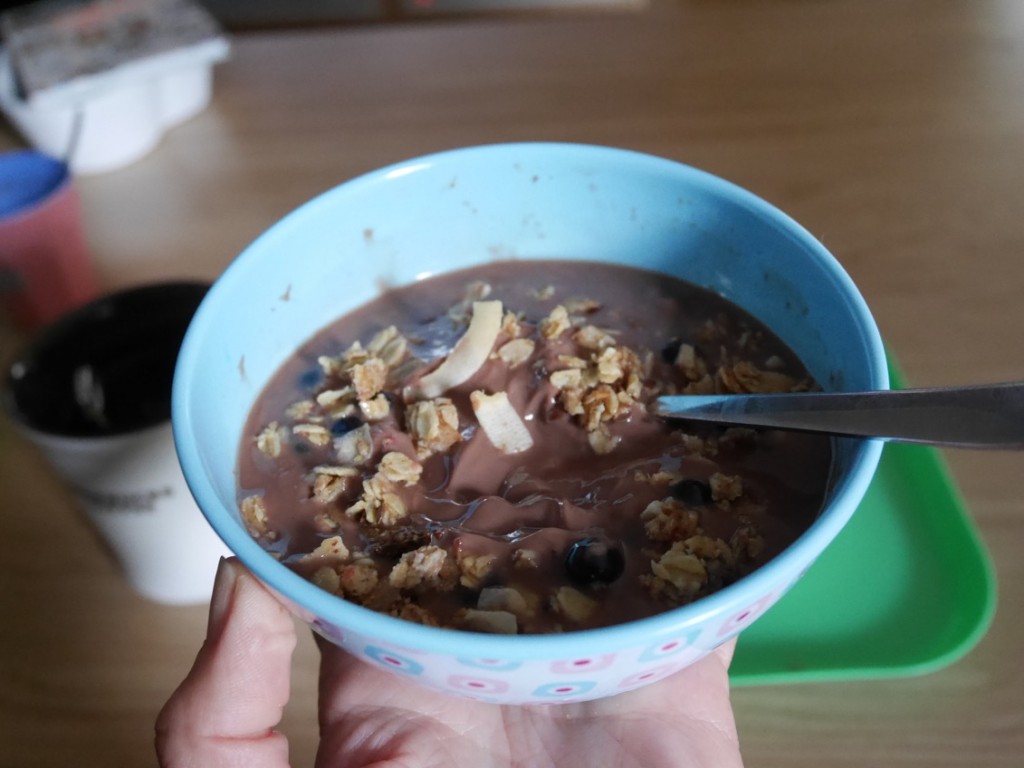 Njie Pro Pud choklad, svarta vinbär och granola.