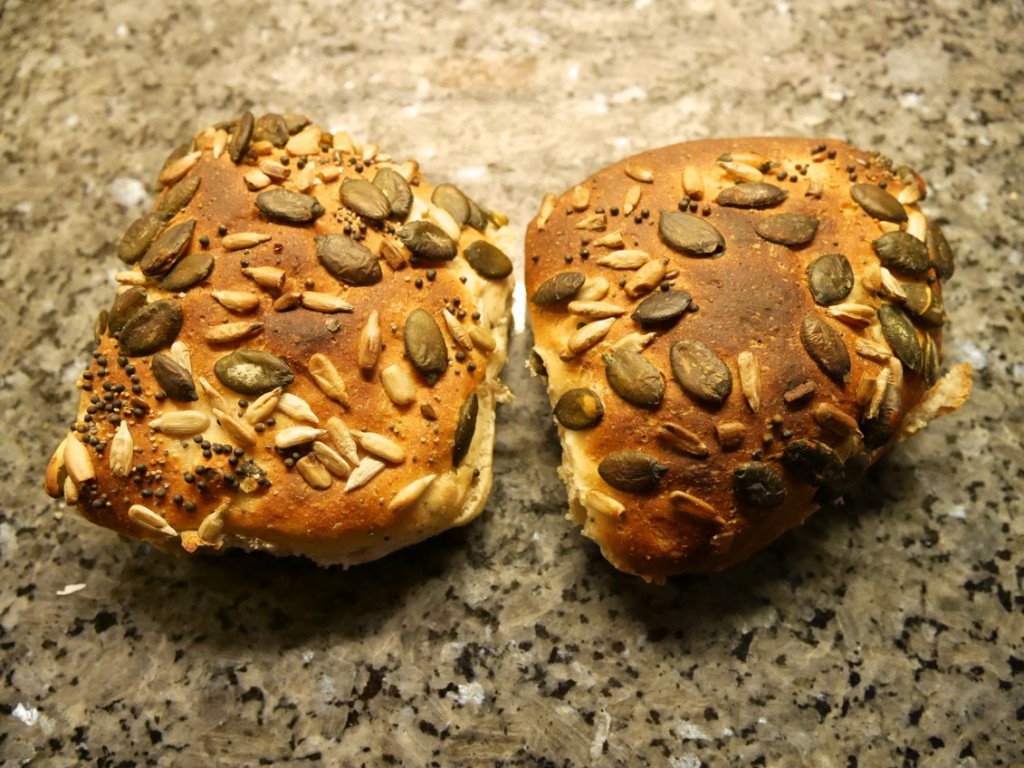 Helt perfekt mjuka smakrika frallor med frön både i deg och som topping. 