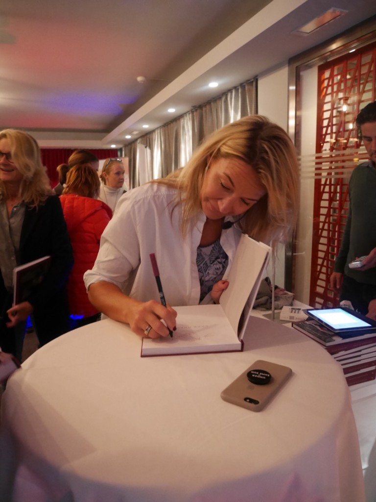 Kristin signerar sin bok.